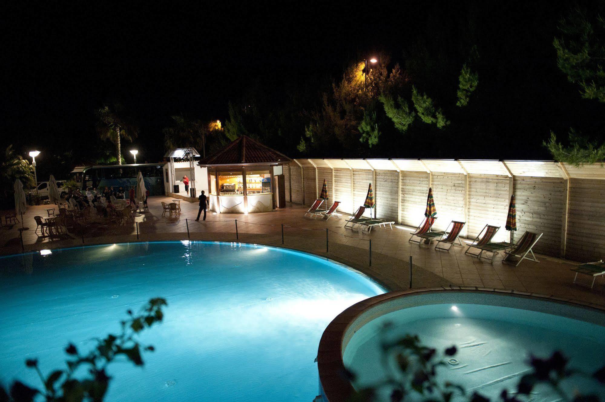 Oasiclub Hotel ヴィエステ エクステリア 写真